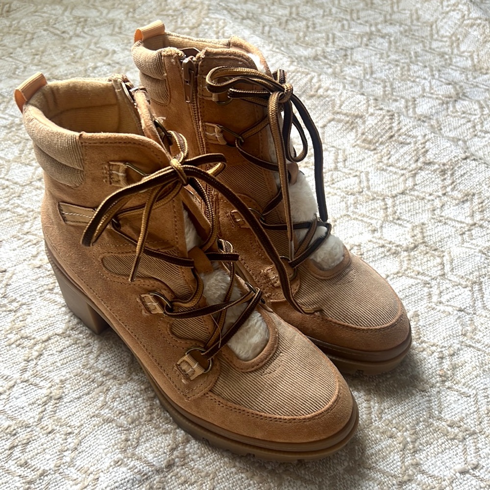 Heel boots tan and fur